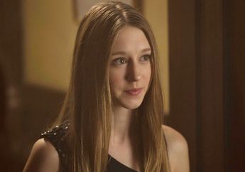 Gaya Feminin Pakai Rok Ala Taissa Farmiga, Suster di "The Nun". Manis!