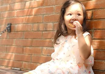 Thalia Putri Onsu Diam-diam Kenakan Lipstik Milik Sarwendah, Lucunya!