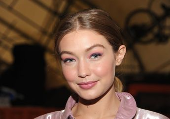 Uniknya Penampilan Gigi Hadid Kenakan Jumpsuit Pink Metalik Bak Astronot