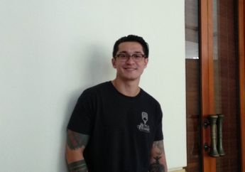 Rumah Sederhana Miller Khan yang Tanpa AC, Ruang Tamunya Jadi Sorotan Gegara Ada Kandang Hewan, Waduh Kok Gitu?