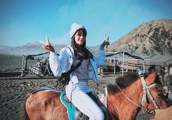 Foto di Bibir Kawah Bromo, Anissa Aziza Kenang Hadapi Badai Pasir Saat Muncak