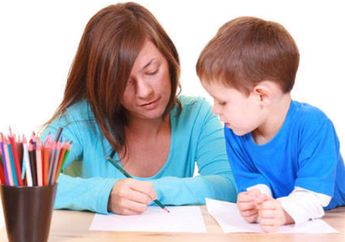 Ternyata Bantu Kerjakan PR Punya Pengaruh Buruk untuk Tumbuh Kembang Anak