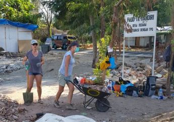 Tak Hanya Warga Indonesia, Beberapa WNA Juga Turut Membantu Proses Pembangunan Sekolah Darurat di Lombok