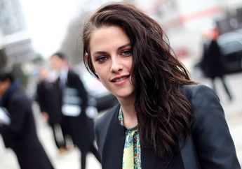 Kristen Stewart Tampil Pede Kenakan Sweater Saat Melenggang di Red Carpet Toronto International Film Festival