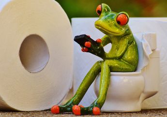 Gunakan Smartphone Saat Sedang di Toilet, Siap-siap Resiko Terserang Bakteri Berbahaya
