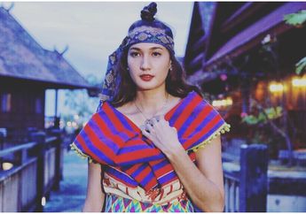 Berada di New York, Nadine Chandrawinata Pede Kenakan Lipstik Hitam yang Cetar Banget!