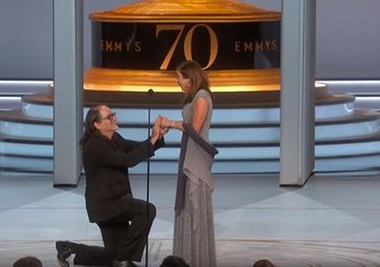Kisah Romantis Seorang Sutradara Melamar Kekasihnya Saat Menang Penghargaan Emmy Awards 2018