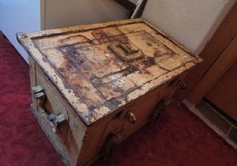 Seorang Pria Temukan Brankas Peninggalan Neneknya, Setelah Dibuka Isinya Sangat Bersejarah