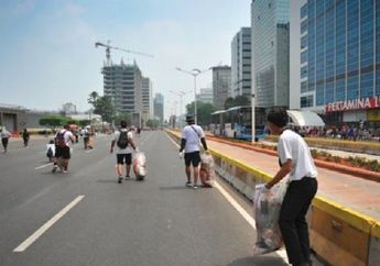 Gerakan #SayaPilihBumi Bersihkan Sampah Plastik yang Tercecer di Car Free Day