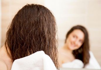 3 Kebiasaan Setelah Keramas yang Pantang Dilakukan, Termasuk Mengeringkan dengan Handuk?