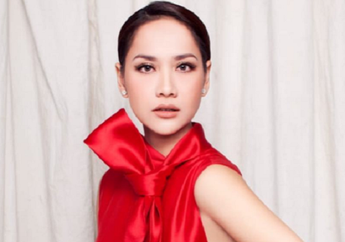 Bunga Citra Lestari Tampil Menawan dengan Kostum Black Swan Saat Halloween