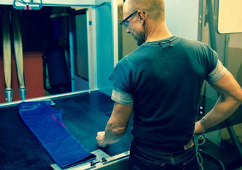 Canggih! Brand Ini Produksi Denim yang Didesain Pakai Laser!
