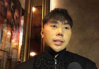 Semakin Gemulai, Begini Penampilan Roy Kiyoshi Saat Menari Ular