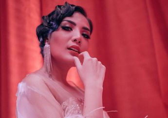 Bawa Pulang Piala Best Dressed, Nindy Ayunda Kenakan Gaun yang Terinspirasi 3 Selebriti Hollywood