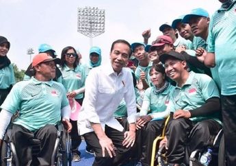 Jokowi Berpose Setengah Jongkok Saat Foto Bersama Atlet Asian Para Games, Netizen Salut!