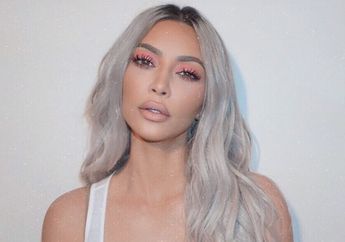 Kim Kardashian Tampil dengan Coat dan Sepatu Boots Bertabur Uang Dolar, Mewah Banget!