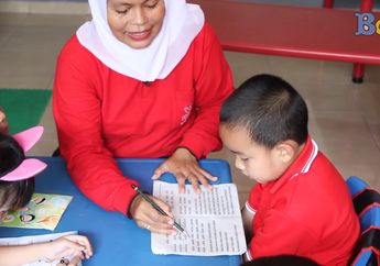 Suka Membaca Buku? Yuk, Ikuti Tips Duduk yang Baik saat Membaca!