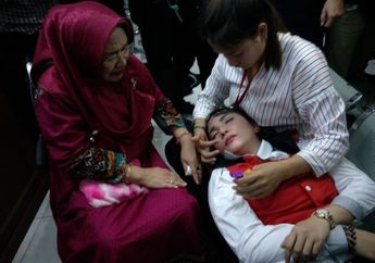 Anaknya Pingsan Setelah Dibacakan Tuntutan, Ibunda Roro Fitria Nangis Meraung