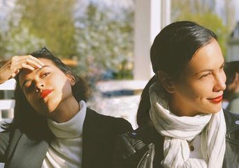 Sama-sama Cantik, Tengok 4 Penampilan Menawan Sophia Latjuba dan Eva Celia Saat Lakukan Pemotretan Bersama!