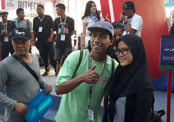Vokalis Grup Band Fourtwenty, Ari Lesmana Diserbu Penggemar di Synchronize Fest 2018