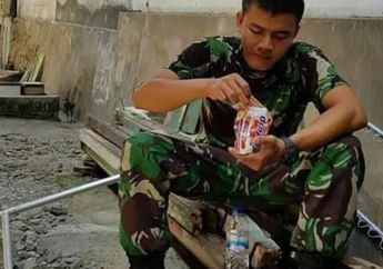 Viral di Twitter, Potret 2 Anggota TNI Makan Mie Instan Mentah Saat Bertugas di Palu