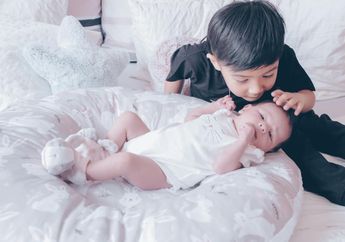 Sayang Adik, Ryshaka Dharma Situmeang Peluk Sea Dedari Situmeang saat Tidur