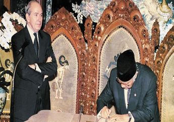 Angkuhnya Gaya Sedekap Bos IMF Kepada Soeharto Kala Memberi Dana Bantuan Ke Indonesia Tahun 1998