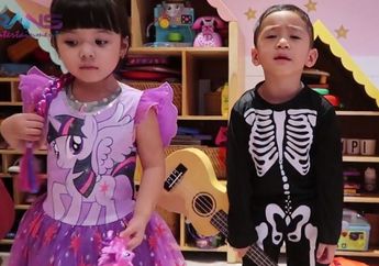 Serunya Rafathar Main Bareng Gempita, Pakai Kostum Unik sampai Kasih Makan Ayam!