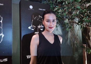 Sophia Latjuba Tampil Bak ABG dengan Celana Cutbray Bermotif Batik