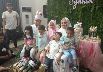Kartika Putri Beri Benda Hasil Honor Pertamanya Bekerja untuk Anak Habib Usman bin Yahya