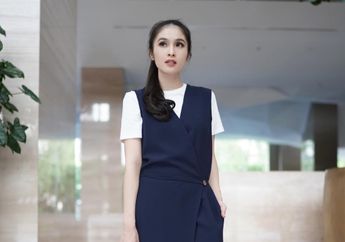 Bergaya Kasual, Sandra Dewi Tenteng Tas Mini Puluhan Juta!