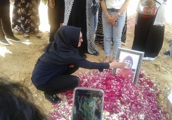 Roro Fitria Menangis Sembari Mengelus Foto Ibunda di Pemakaman