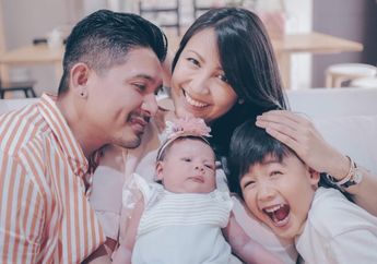 Sharena Delon Ungkap Alasan Dirinya Tidak Menindik Telinga Putrinya