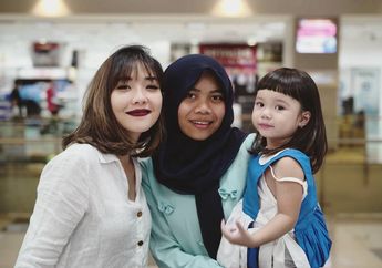 Dari Menyanyi Hingga Berbaur dengan Warga, Berikut Potret Kesederhanaan Gisella Saat Hadiri Pernikahan Koneng