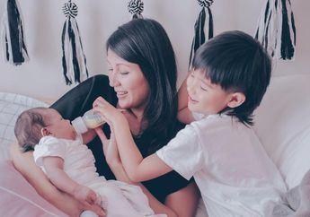 Pengalaman Pertama Sea Anak Sharena Delon Menyusu Lewat Botol