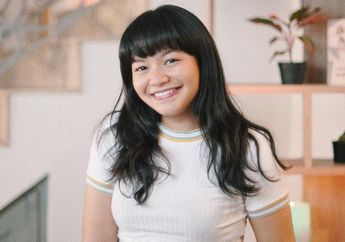 Contek Gaya Simpel Amel Carla dengan Polkadot Shirt Dress yuk!