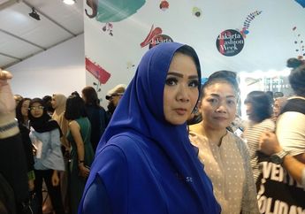 Subhanallah! Vina Panduwinata Kenakan Hijab Syar'i Saat Hadiri Jakarta Fashion Week 2019