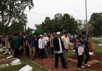 Tutup Usia, Titi Qadarsih Dimakamkan di TPU Tanah Kusir     