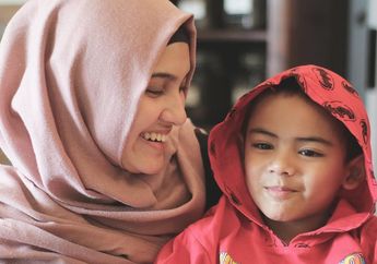 Anak Pertama Zee Zee Shahab Masuk Rumah Sakit karena Terserang Virus