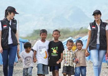 Puteri Indonesia 2018 Hibur Anak-anak Korban Gempa di Palu
