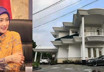 Intip Rumah Mewah Desy Ratnasari di Sukabumi, Penuh Dengan Mobil Mewah!