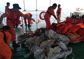 Cara Tim Basarnas Beristirahat di Tengah Pencarian Korban Kecelakaan Pesawat Lion Air JT610, Hanya Bersandarkan Jok, Stir, dan Berbaring di Bawah Kapal