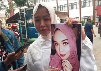 Sembari Tunjukkan Foto Anaknya yang Jadi Korban Lion Air JT610, Seorang Ibu Menangis di Rumah Sakit Kramat Jati