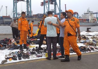 Temukan Sepatu Anaknya yang Jadi Korban Lion Air JT 610, Tangis Sang Ayah Pecah