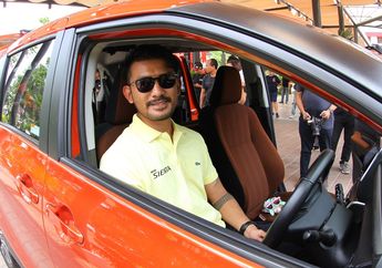 Rio Dewanto Bagikan Tips Berkendara Aman dan Nyaman dengan Anak