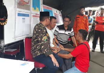 Tangis Ayah Korban Lion Air JT610 Pecah Lihat Barang Anaknya Ditemukan 