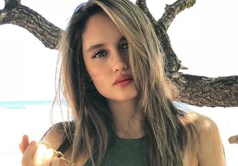 Fresh Look ala Cinta Laura Dalam Balutan Busana Berwarna Emas Metalik di Indonesian Television Awards 2018