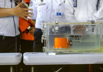 Detik-detik Pengangkatan CVR Pesawat Lion Air JT 610 yang Tertimbun Lumpur di Dasar Laut