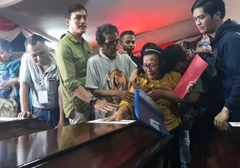 Isak Tangis Keluarga Korban Kecelakaan Pesawat Lion Air JT610 Iringi Prosesi Penyerahan Peti Jenazah