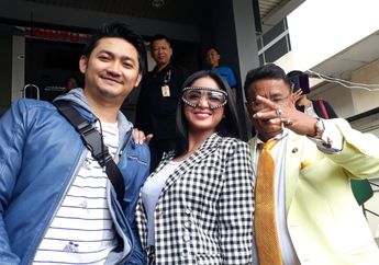 Dewi Perssik Tampil dengan Kacamata Mewah Bernilai Fantastis Saat Laporkan Keponakannya ke Polisi